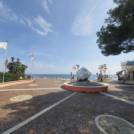 Appartamento In Centro A 30M Dal Mare Spotorno Exterior foto