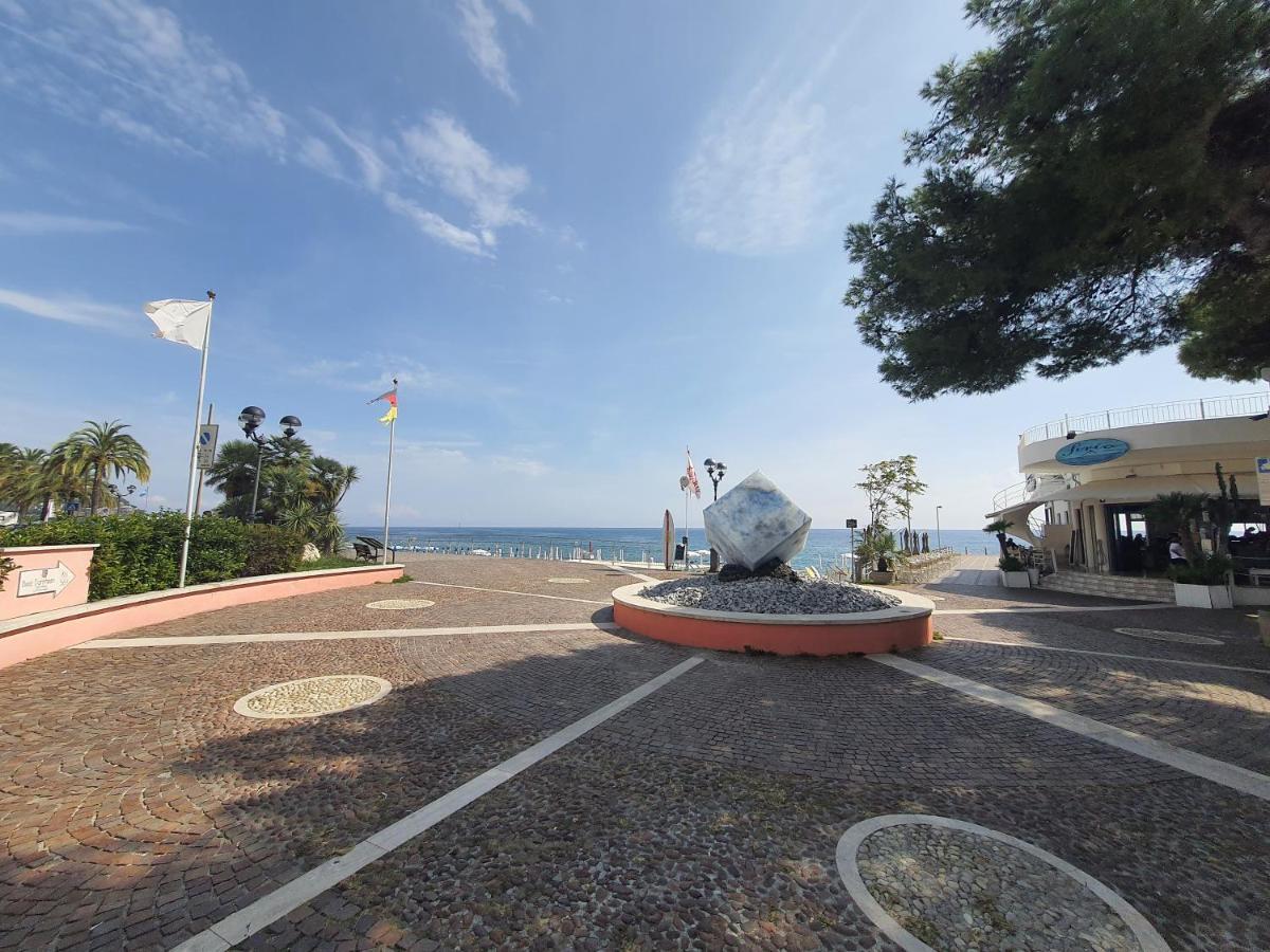 Appartamento In Centro A 30M Dal Mare Spotorno Exterior foto